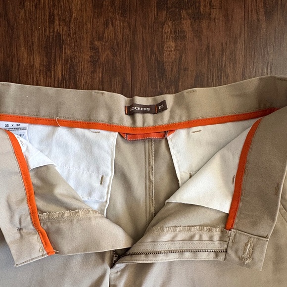 32x30 Men’s Dr. Marten Pleated Khaki Pants - Picture 3 of 3